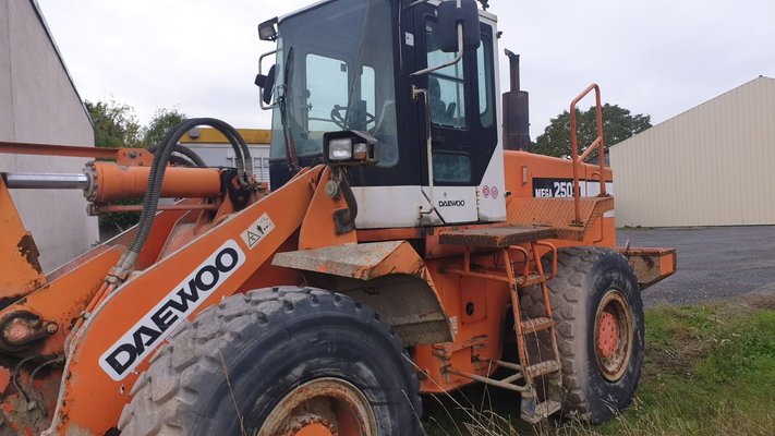 Chargeuse sur pneus Daewoo MEGA 250 III